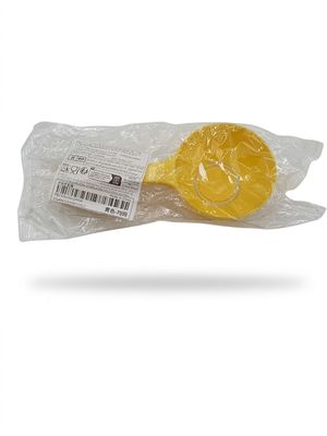 une sucette jaune dans un sac en plastique sur fond blanc