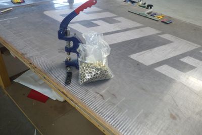 un sachet de graines et une pince posés sur une table