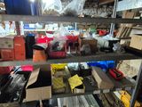 une étagère remplie d'objets divers dans une pièce