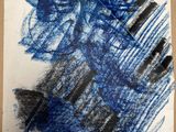 un dessin représentant un piano bleu et noir sur une feuille de papier