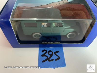 une boîte contenant une petite voiture posée sur une table