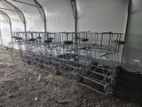 de nombreuses cages alignées dans un bâtiment