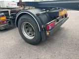 un camion garé sur le parking