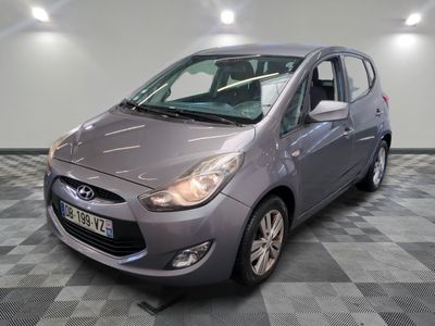 la photo d'une voiture grise garée dans un garage