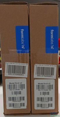 deux boîtes de manettes Nintendo Wii posées sur une table