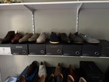 de nombreuses paires de chaussures posées sur une étagère dans un placard