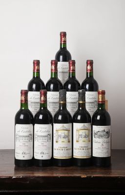 plusieurs bouteilles de vin sont alignées sur une table en bois