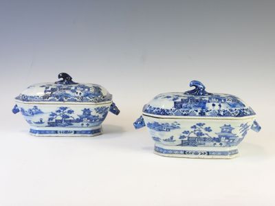 deux plats bleus et blancs avec couvercles, posés sur un plan de travail blanc