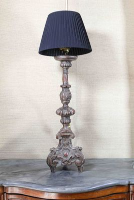 une lampe posée sur une table et munie d'un abat-jour