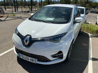 l'avant d'une voiture blanche garée sur un parking