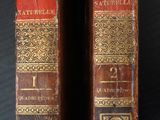 deux vieux livres posés sur une table l'un à côté de l'autre