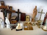 beaucoup d'objets religieux sur la table