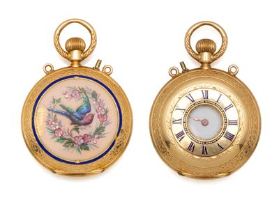 deux horloges placées côte à côte sur une surface blanche