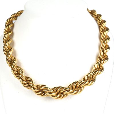 gros plan d'un collier sur un mannequin mannequin mannequin mannequin mannequin mannequin mannequin mannequin mannequin