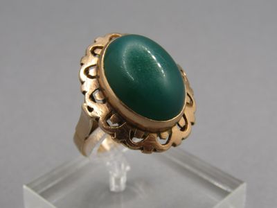 l'image d'une bague en or ornée d'une pierre verte