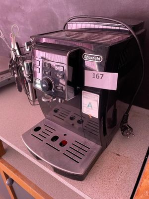 une machine à café posée sur un comptoir dans une cuisine