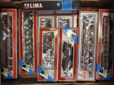 la boîte contient de nombreux types de figurines différents