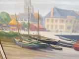 une peinture représentant des bateaux sur la plage, avec des bâtiments en arrière-plan