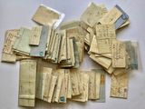 une pile de vieilles lettres et d'enveloppes posée sur une table