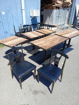 quatre chaises et une table devant un bâtiment bleu