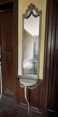 un miroir et une table dans un coin de la pièce
