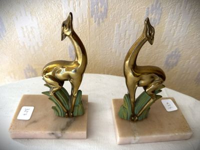 paire de serre-livres en laiton représentant des flamants roses, sur des socles en marbre