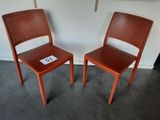 deux chaises assises l'une à côté de l'autre dans une pièce