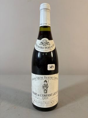 une bouteille de vin posée sur une table