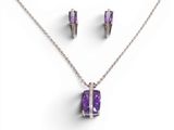 un ensemble composé d'un collier et de boucles d'oreilles ornés de pierres violettes sur fond blanc