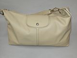 sac à main en cuir beige avec des fermetures à glissière