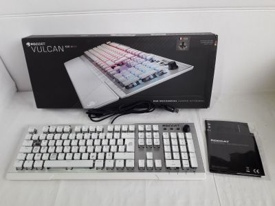 un boîtier sur lequel se trouvent un clavier et une souris