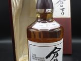 un gros plan sur une bouteille de whisky dans un coffret en bois