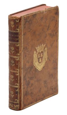 un vieux livre surmonté d'une couronne