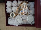 une boîte contenant une théière et des tasses