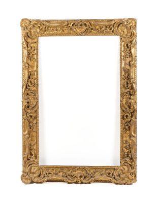un cadre doré richement décoré sur fond blanc