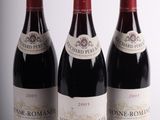 trois bouteilles de vin sont alignées sur une surface blanche