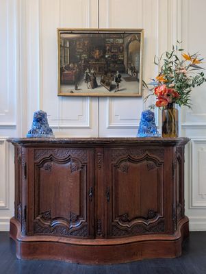 Buffet de chasse galbé toute faces ouvrant à deux portes, à décor moul