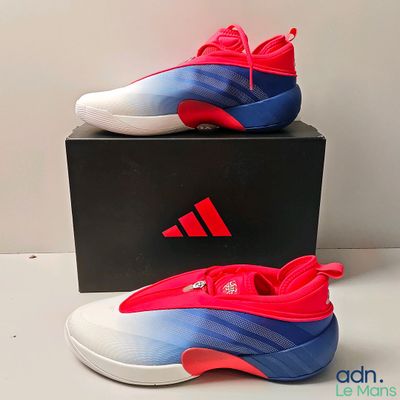 une paire de chaussures rouges et bleues posée sur une boîte