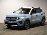 une photo d'un SUV bleu clair garé dans un garage