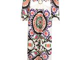 La robe est multicolore et comporte une ceinture à la taille.