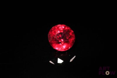 un gros plan sur une lumière rouge dans l'obscurité
