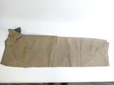 une photo d'un pantalon posé sur une table