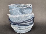 une pile de jeans bleus empilés les uns sur les autres sur une table