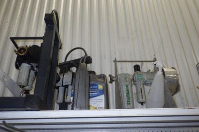 Il y a de nombreux types de compresseurs d'air dans ce garage
