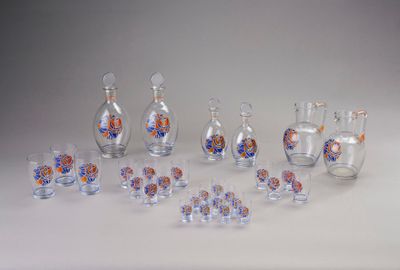 beaucoup de bouteilles en verre et de verres posés sur une table