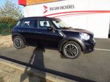 La Mini Countryman est garée devant un immeuble