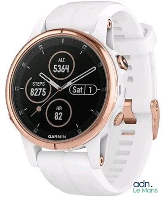 un gros plan d'une montre connectée avec un bracelet blanc