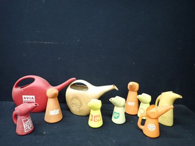 de nombreux vases de styles variés posés sur une table noire