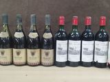 plusieurs bouteilles de vin sont alignées sur une table