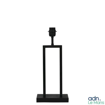 la lampe est posée sur un pied noir, sur un fond blanc